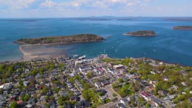 Main Caddesi 'ndeki Bar Harbor tarihi kasaba merkezi ve Frenchman Körfezi hava manzaralı Bar Harbor, Maine ME, ABD. 