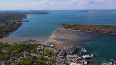 Main Caddesi 'ndeki Bar Harbor tarihi kasaba merkezi ve Frenchman Körfezi hava manzaralı Bar Harbor, Maine ME, ABD. 