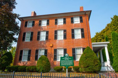 John Hale House is a historic building at 46 Locust Street in city center of Dover, New Hampshire NH, USA. Now this building is the Woodman Museum. 