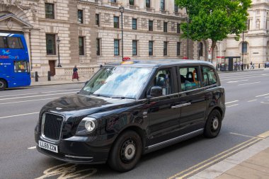Londra, İngiltere 'deki Westminster şehrinde Parliament Caddesi' nde antika bir taksi.. 