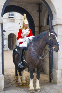 İngiltere, İngiltere, Londra 'da Westminster şehrinde Whitehall' daki Horse Guards binasında görev yapan atlı bir asker.. 