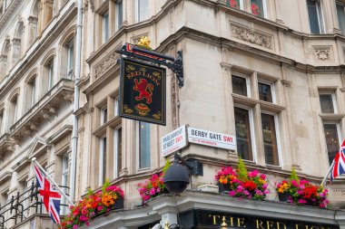 Londra, İngiltere 'deki Westminster şehrinde Derby Gate Caddesi' nde 48 Parliament Caddesi 'ndeki Red Lion Bar.. 