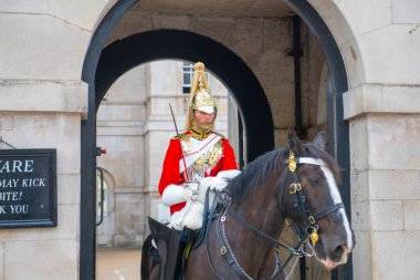İngiltere, İngiltere, Londra 'da Westminster şehrinde Whitehall' daki Horse Guards binasında görev yapan atlı bir asker.. 