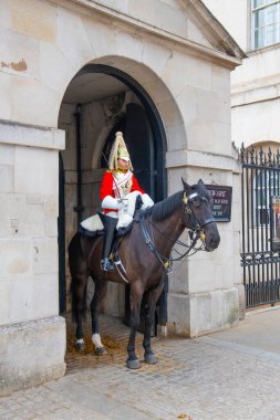 İngiltere, İngiltere, Londra 'da Westminster şehrinde Whitehall' daki Horse Guards binasında görev yapan atlı bir asker.. 