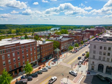 Concord şehir merkezindeki ticaret merkezi New Hampshire Eyalet Binası yakınlarındaki Main Street 'te, New Hampshire NH, ABD. 