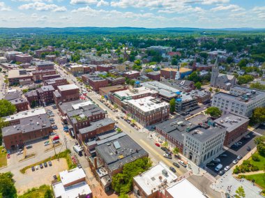 Concord şehir merkezindeki ticaret merkezi New Hampshire Eyalet Binası yakınlarındaki Main Street 'te, New Hampshire NH, ABD. 