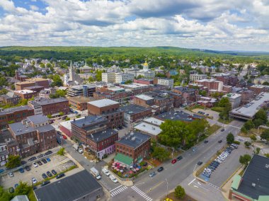 Concord şehir merkezindeki ticaret merkezi New Hampshire Eyalet Binası yakınlarındaki Main Street 'te, New Hampshire NH, ABD. 