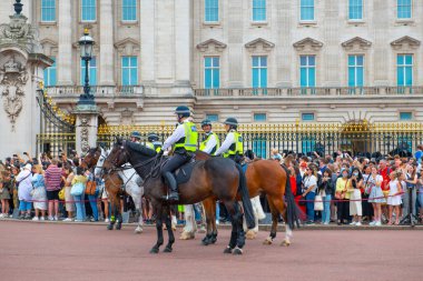 Buckingham Sarayı önünde düzenlenen Başkent Atlı Polisi Seremonisi Westminster, Londra, İngiltere, İngiltere. 