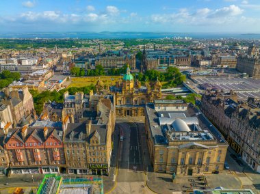 Royal Mile 'daki Old Town ve İngiltere' deki Edinburgh, İskoçya 'daki Mound hava sahasındaki Müze. Eski Edinburgh kasabası 1995 yılından beri UNESCO 'nun Dünya Mirasları Alanıdır.. 