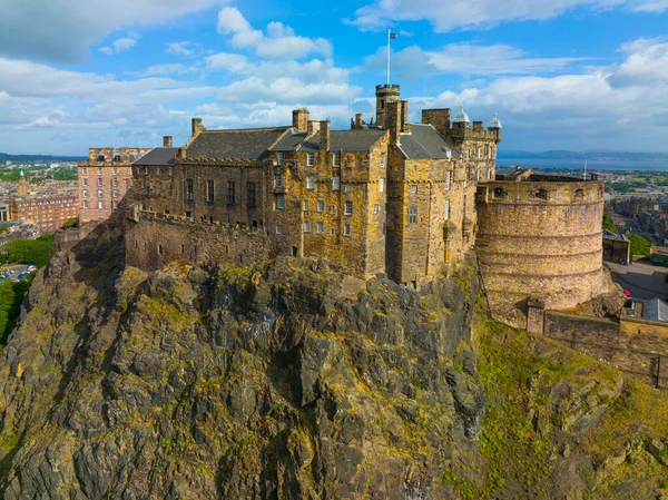 Edinburgh Castle Historic Castle Stands Castle Rock Old Town Edinburgh — Stock Photo, Image