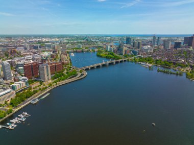 Boston Longfellow Köprüsü, Cambridge (solda) ile Boston (sağda) finans bölgesini birbirine bağlayan Charles Nehri hava manzaralı..