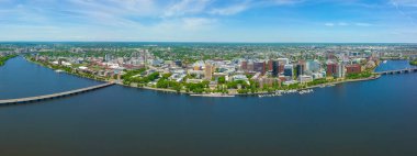 Massachusetts Institute of Technology MIT 'nin de içinde bulunduğu Cambridge, Massachusetts MA' dan modern şehir silueti manzarası. 