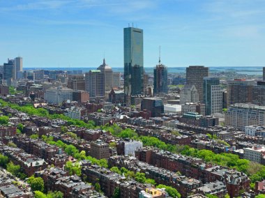 Boston Back Bay modern şehir gökyüzü manzarası John Hancock Kulesi ve Boston Copley Meydanı 'ndaki Trinity Kilisesi, Massachusetts MA, ABD.  