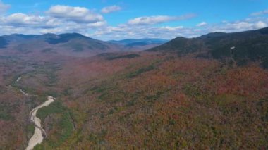 White Mountain Ulusal Ormanı ve Pemigewasset River Vadisi Lincoln Woods hava sahasındaki Kancamagus Otobanı 'na dökülüyor..