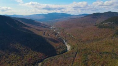 White Mountain Ulusal Ormanı ve Pemigewasset River Vadisi Lincoln Woods hava sahasındaki Kancamagus Otobanı 'na dökülüyor..
