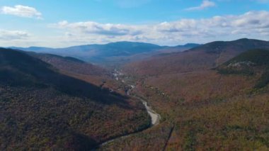 White Mountain Ulusal Ormanı ve Pemigewasset River Vadisi Lincoln Woods hava sahasındaki Kancamagus Otobanı 'na dökülüyor..