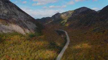 Franconia Notch, Profile Lake ve Echo Lake de dahil olmak üzere sonbahar yeşillik manzaralı White Mountain Ulusal Ormanı 'ndaki Franconia Notch State Park, Lincoln, New Hampshire NH, ABD. 