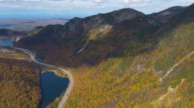 Franconia Notch, Profile Lake ve Echo Lake de dahil olmak üzere sonbahar yeşillik manzaralı White Mountain Ulusal Ormanı 'ndaki Franconia Notch State Park, Lincoln, New Hampshire NH, ABD. 