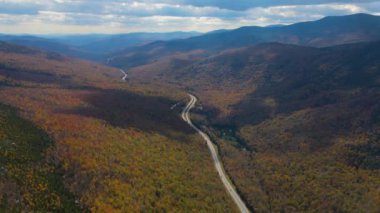 Franconia Notch, Profile Lake ve Echo Lake de dahil olmak üzere sonbahar yeşillik manzaralı White Mountain Ulusal Ormanı 'ndaki Franconia Notch State Park, Lincoln, New Hampshire NH, ABD. 