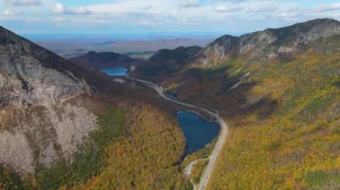 Franconia Notch, Profile Lake ve Echo Lake de dahil olmak üzere sonbahar yeşillik manzaralı White Mountain Ulusal Ormanı 'ndaki Franconia Notch State Park, Lincoln, New Hampshire NH, ABD. 