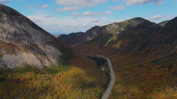プロファイルレイクとエコーレイクを含む秋の紅葉の空中ビューを持つフランコニアノッチ州立公園ホワイトマウンテン国立の森 リンカーンの近く ニューハンプシャー州 アメリカ — ストック動画