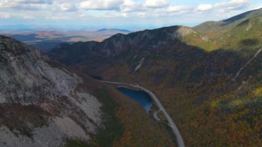 Franconia Notch, Profile Lake ve Echo Lake de dahil olmak üzere sonbahar yeşillik manzaralı White Mountain Ulusal Ormanı 'ndaki Franconia Notch State Park, Lincoln, New Hampshire NH, ABD. 