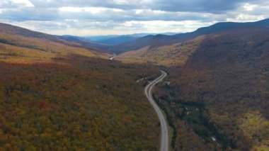 Franconia Notch, Profile Lake ve Echo Lake de dahil olmak üzere sonbahar yeşillik manzaralı White Mountain Ulusal Ormanı 'ndaki Franconia Notch State Park, Lincoln, New Hampshire NH, ABD. 