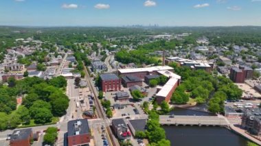Waltham Belediye Binası ve tarihi Francis Cabot Lowell Mill Waltham, Massachusetts, MA, ABD şehir merkezindeki Charles River hava manzarasının yanında..
