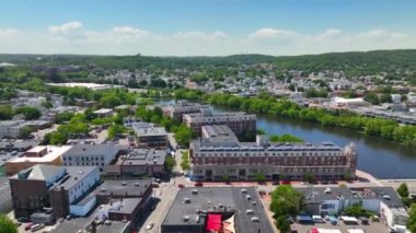 Waltham tarihi Francis Cabot Lowell Mill hava görüntüsü Moody Caddesi 'nde Charles Nehri üzerindeki Moody Street Köprüsü ile Waltham, Massachusetts MA, ABD. 