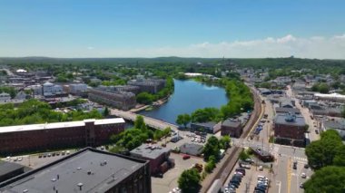 Waltham tarihi Francis Cabot Lowell Mill hava görüntüsü Moody Caddesi 'nde Charles Nehri üzerindeki Moody Street Köprüsü ile Waltham, Massachusetts MA, ABD. 