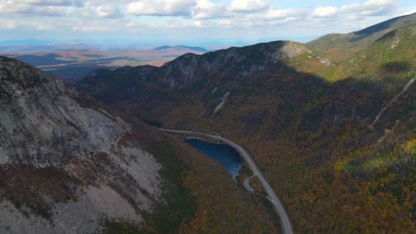 在美国新罕布什尔州林肯市附近的白山国家森林的弗兰科尼亚诺奇州立公园 有秋天落叶鸟瞰景观的弗兰科尼亚诺奇湖和回声湖 — 图库视频影像