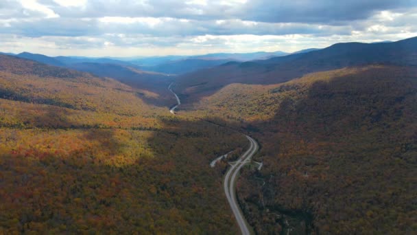 Franconia Notch Mit Herbst Laub Luftaufnahme Einschließlich Profilsee Und Echo — Stockvideo