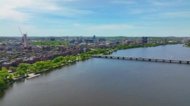 Cambridge modern şehir silueti panoraması Massachusetts Teknoloji Enstitüsü MIT hava görüntüsü, Harvard ve Longfellow Köprüleri Charles River, Cambridge, Massachusetts MA, ABD. 