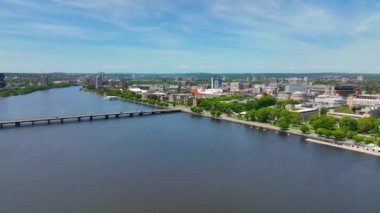 Cambridge modern şehir silueti panoraması Massachusetts Teknoloji Enstitüsü MIT hava görüntüsü, Harvard ve Longfellow Köprüleri Charles River, Cambridge, Massachusetts MA, ABD. 
