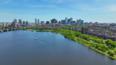 Boston Back Bay 'in John Hancock Tower, Prudential Tower, One Dalton Street ve Cambridge' i kapsayan ve MIT ve Massachusetts MA, ABD 'deki Longfellow Bridge' i de kapsayan 