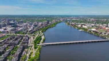 Cambridge modern şehir silueti panoraması Massachusetts Teknoloji Enstitüsü MIT hava görüntüsü, Harvard ve Longfellow Köprüleri Charles River, Cambridge, Massachusetts MA, ABD. 