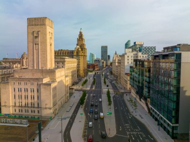 Liverpool, Merseyside, İngiltere 'deki Pier Head' deki Strand Caddesi 'ndeki George' s Rıhtım Binası ve Royal Liver Binası. Liverpool Denizcilik Ticaret Şehri UNESCO 'nun Dünya Mirası Alanıdır. 