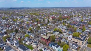 Somerville şehir merkezinin Somerville Bulvarı 'ndaki hava manzarası ilkbaharda, Massachusetts MA, ABD. 