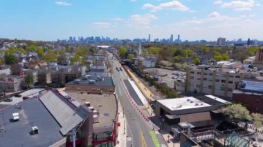 Massachusetts Bulvarı, Somerville Bulvarı 'ndaki Porter Meydanı hava görüntüsü. Arka planda Boston silueti, Cambridge şehri, Massachusetts MA, ABD. 