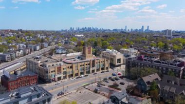 Massachusetts Bulvarı, Somerville Bulvarı 'ndaki Porter Meydanı hava görüntüsü. Arka planda Boston silueti, Cambridge şehri, Massachusetts MA, ABD. 