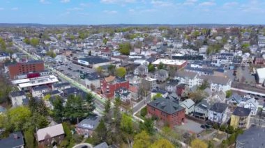 Somerville şehir merkezinin Somerville Bulvarı 'ndaki hava manzarası ilkbaharda, Massachusetts MA, ABD. 
