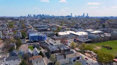 Somerville şehir merkezinin Somerville Bulvarı 'ndaki hava manzarası. Baharda arka planda Boston silueti, Somerville şehri, Massachusetts MA, ABD. 