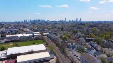 Somerville şehir merkezinin Somerville Bulvarı 'ndaki hava manzarası. Baharda arka planda Boston silueti, Somerville şehri, Massachusetts MA, ABD. 