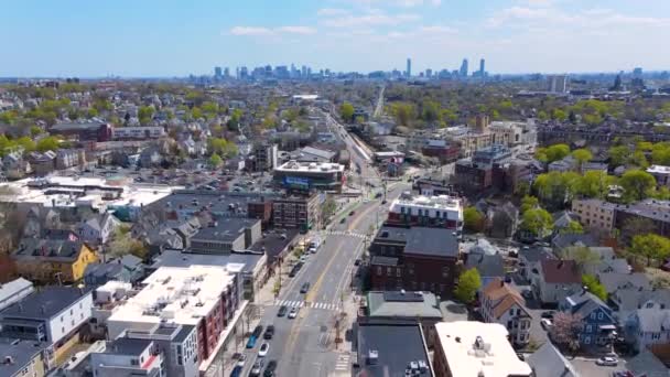 美国麻萨诸塞州坎布里奇市 位于麻萨诸塞州萨默维尔大道的波特广场空中景观 背景是波士顿天际线 — 图库视频影像