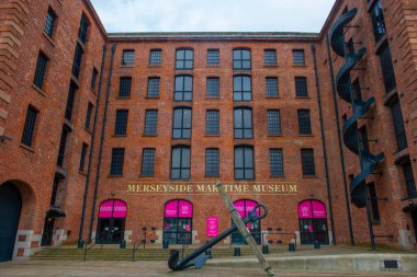 Merseyside Denizcilik Müzesi Liverpool, Merseyside, İngiltere 'deki Royal Albert Rıhtımı' nda. Liverpool Denizcilik Ticaret Şehri UNESCO 'nun Dünya Mirası Alanıdır. 
