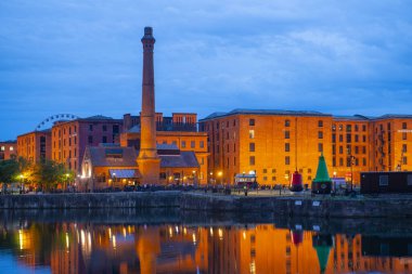 İngiltere, Merseyside, Liverpool 'daki Royal Albert Rıhtımı' nda gün batımında Pumphouse. Liverpool Denizcilik Ticaret Şehri UNESCO 'nun Dünya Mirası Alanıdır. 