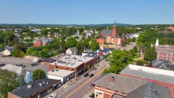 アメリカ合衆国マサチューセッツ州ウォータータウンの歴史的中心部にある212 Main StreetのSaint Patrick Churchの空中ビュー — ストック動画