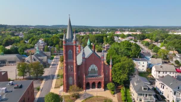 アメリカ合衆国マサチューセッツ州ウォータータウンの歴史的中心部にある212 Main StreetのSaint Patrick Churchの空中ビュー — ストック動画