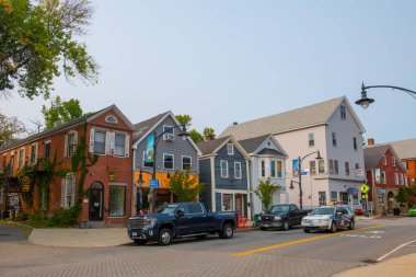 Newmarket, New Hampshire NH, ABD 'nin tarihi şehir merkezindeki ana caddede tarihi ticari bina.  