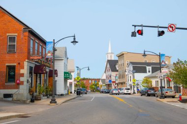 Newmarket, New Hampshire NH, ABD 'nin tarihi şehir merkezindeki ana caddede tarihi ticari bina.  